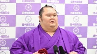 「ジャンパーお似合いですね」千代丸、若者頭初仕事姿を披露　新弟子運動能力検査を補助