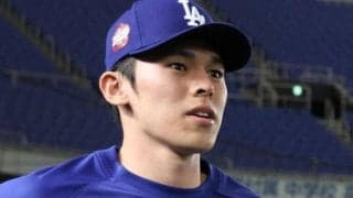 佐々木朗希、試合前に韓国人気グループ「ＢＩＧＢＡＮＧ」Ｇ-ＤＲＡＧＯＮとＤ-ＬＩＴＥと交流　記念撮影やサインボール贈る