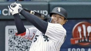 村上宗隆　一塁守備で苦笑いの珍シーン　カミネロがホーム方向へバック走→村上も追走→シンクロ行動見せスタンドざわつく