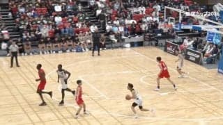 「えぐすぎる」東山1年生PGの超ロングブザービーター炸裂！　衝撃の一撃にアリーナ騒然