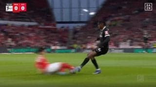 「エグすぎる」川﨑颯太、爆速スピード→“豪快スライディングタックル”炸裂「メンタル強い」ファウル判定に不満… 体ごと吹っ飛ばす一撃