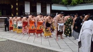 「修学旅行感すごい」一山本、“お決まり”ギャルピース　笑顔の重夫も注目　靖国神社奉納大相撲