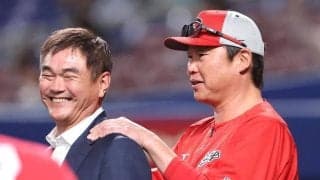 広島・新井監督が肩モミモミ→岩瀬氏がニコニコ　同期入団＆同年引退の名球会レジェンドが仲良く交流