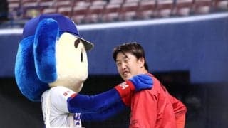 ドアラが異例の激励！？昨季首位打者→今季リーグワースト打率・１１４と不振の広島・小園の肩をたたく　まさかの“営業”の可能性も！？