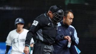 深谷球審に今月２度目のアクシデント　折れたバットが右腕に直撃し負傷交代「審判の交代を…」