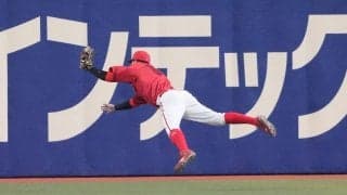 【広島】大盛穂が飛んだ！右中間への打球をダイビングキャッチし同学年栗林良吏のピンチ救う