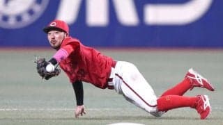 広島・大盛　フェンス激突の好捕で試合終了　担架には乗らず歩いて引き揚げる　直前には菊池が神業グラブトスからの併殺