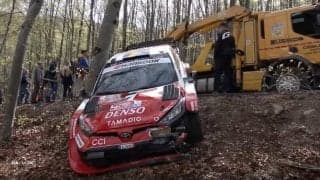 世界ラリー、トヨタの新星を“開始3分で”襲った衝撃アクシデント　観客総出の救出劇も路肩転落でレッカー出動の痛恨ミス