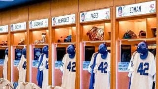 ドジャース　背番号４２のユニホームがクラブハウスにズラリ！壮観な光景を球団が公開　スネルのロッカーにはヨッシー人形も　マンシーは大量のメガネが