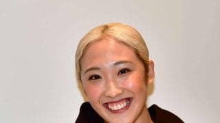 【トランポリン】オレンジニットにカメラ目線　森ひかるがリラックス最新ショット公開