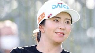 女子ゴルフの堀琴音と有村智恵がドレスでツーショット「イメージカラーのグリーンを意識」