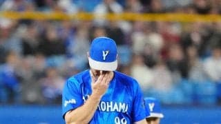 【DeNA】落球し顔面直撃ヒュンメルが追加点献上　強風吹き荒れる神宮