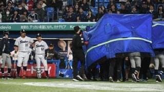 ４月だけで３度の球審交代…前代未聞の異例事態　バット直撃で交代の川上球審には無事を願うファンの声が相次ぐ「球審もヘルメット必須なのでは…」