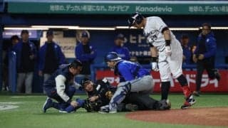神宮騒然…球審の頭部にバット直撃→担架で搬送　「頑張れ」コール響く、また審判にアクシデント