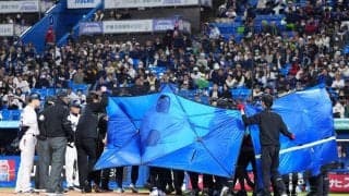 【ヤクルト】バット直撃で球審が救急搬送　オスナのバットが頭部に当たり倒れ込む