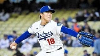 ワイヤーで吊られてる？！山本由伸の超絶プレーに現地実況も興奮「マトリックスみたいだ！」　本人は「普通です」　笑顔でフリーマンとグラブタッチ