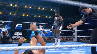 いったい何が？ 倒れた相手を“引っこ抜く”…「とんでもない身体」の新人レスラー、人間離れした大技に悶絶