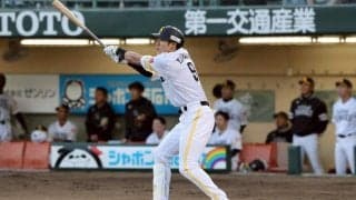 鷹37歳の豪快弾に「衰え知らずですげぇ」　逆方向への一撃にファン騒然「エグすぎ」
