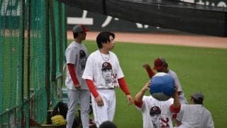 広島　投手最年長の大瀬良が１軍合流　右ふくらはぎ損傷から復帰　新井監督とがっちり握手