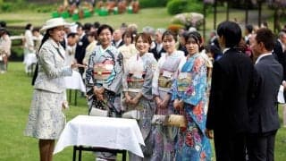 振り袖姿の高木美帆さんら、薄紫色の衣装の愛子さまからお言葉　春の園遊会