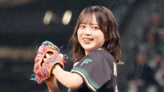 黒髪美女がスカートふわりの豪快投球　ワンバウンドも…可憐すぎる姿でファン魅了