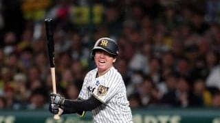 阪神　投手の村上が２死満塁でフルカウントまで持ち込むも空振り三振　スタンドの村上コールに応えられず悔しがる　坂本が１５打席ぶり安打で好機拡大も追いつけず