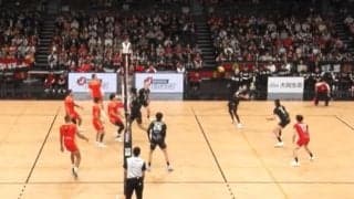 「私なら心停止案件」バレーボールでファン騒然の“スゴ技”炸裂 「胸で上げた」実況驚き