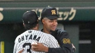 阪神　大山悠輔とモレッタが歓喜のハグ　甲子園初勝利のウイニングボールをプレゼント　岩崎＆ドリスとの珍やり取りも