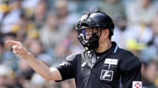 阪神　原球審がヘルメットを装着して試合をさばく　他のデーゲーム３球場でも同様の措置　１６日に川上審判員が負傷　ＮＰＢが対策示唆
