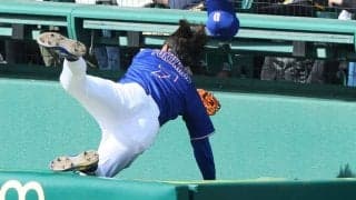 中日、福永裕基がアクシデントで緊急交代　飛球を追ってカメラマン席に飛び込む　甲子園騒然　試合前まで打率.303