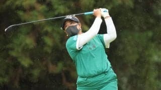鈴木愛がツアー新記録１８パットで首位浮上　１７年ぶりに更新　自らデザイン新ウェアで初優勝へ