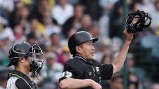 NPBが審判団にヘルメットを可能な限り着用通達　　16日の試合で川上審判員にバット直撃受け