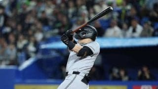 【巨人】山瀬慎之助、小中高バッテリーのヤクルト奥川恭伸から勝ち越し打　塁上で喜び爆発