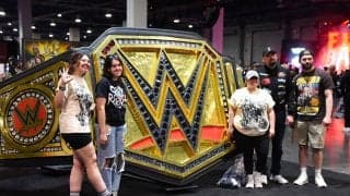 1本10万円以上の“王者ベルト”が飛ぶように売れる WWE最大の祭典「レッスルマニア」という魔法 ベルトを通じてファンの熱量のワケを探ってみた