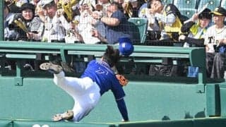 中日・福永裕基のアクシデント　福家審判員の迅速な行動にファン「動きが素晴らしい」「必死に訴えて」カメラマン席に飛び降り必死の形相で担架要請