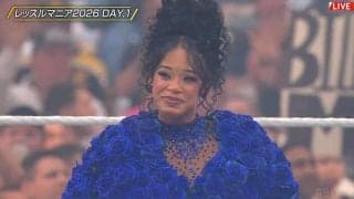 女子レスラー、リング上でドレス脱ぎ捨て“ポッコリ”お腹を披露 妊娠発表を5万人の大観衆が祝福