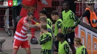 何が起きた…！？ 塩貝健人、相手をイラつかせる「メンタル強い」絶妙ポジション→キッカーの“邪魔”をする「さすがだな」「いい働きすぎるw」