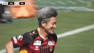 「完全にバケモン」59歳キングカズの“ジャンピングヘッド→華麗な受け身”にファン衝撃！「動作が59歳とは思えん」