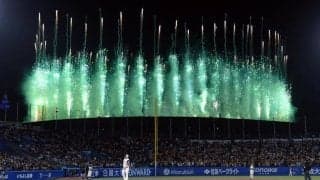 ２日連続の花火でヤクルト－巨人戦が２度中断　お隣のＭＵＦＧ国立から色とりどり　池山監督らヤクルトナインが見つめる　終了時には拍手も