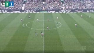 何が起きた…！？ 菅原由勢、ロングボールで“まさかの展開”「上手いな」「キレキレやな」50メートル級サイドチェンジ→相手DFのカードを誘発？