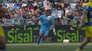 鈴木彩艶、“飛びすぎ”パントキックに実況「90m近く飛んでいる」 実際は70m超えも…思わず一言「ここまでいく」衝撃の光景