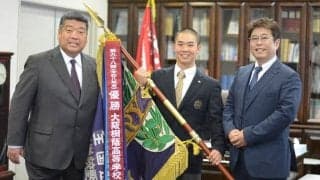 センバツ優勝の大阪桐蔭にペナント授与　監督ら、夏向け意気込み