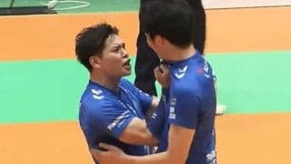 男子バレーで胸ぐらを掴んで… 日本代表選手が味方のエースに手荒すぎる祝福