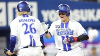 ＤｅＮＡ・牧がバースデーアーチ　２８歳の誕生日　才木の１５１キロ直球をとらえ右中間席にガツン