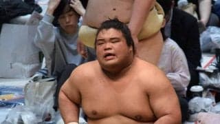 背中泥まみれ！藤凌駕が大関霧島とぶつかり稽古　藤島親方に土俵下で見守られ「少し気疲れ」も