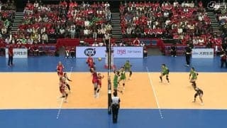女子バレーで「弾丸スパイク vs 神レシーブ」 リベロが見せた超絶反応に元日本代表も「ああ、ナイス」