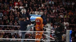 マスコットにキックし首が360度ぐるり