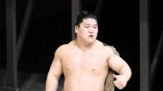 力士ならではの腕立て伏せに巡業ファン沸く、朝紅龍が自慢の筋肉美を披露