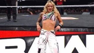 人気スニーカーで戦う女子レスラーにファン騒然 王者の必殺技を驚異の身体能力で完全に“無力化”