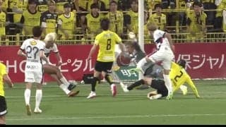 決定力バケモン！鈴木優磨、倒れながらのビューティフルループシュートにファン歓喜「よく決めたな」「体幹強すぎる」